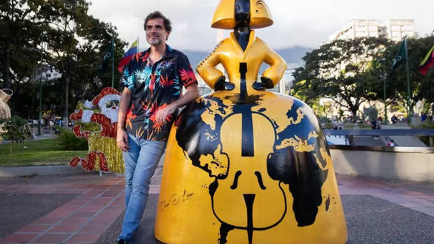 Antonio Azzato al posar junto a una de sus obras, durante la exhibición 'Meninas Caracas Gallery', en Caracas (Venezuela).