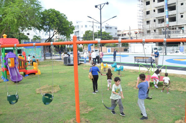 Niños disfrutan del parque.