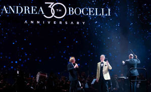 La elegancia y la voz de Bocelli llenan Santo Domingo en un concierto con la Filarmónica