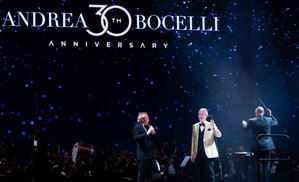 La elegancia y la voz de Bocelli llenan Santo Domingo en un concierto con la Filarmónica.