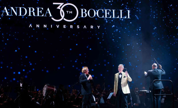 La elegancia y la voz de Bocelli llenan Santo Domingo en un concierto con la Filarmónica.