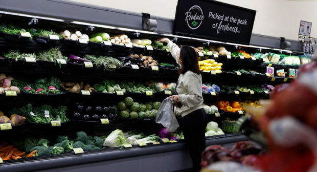 Una cliente elige productos en un supermercado de Albertsons, en Alhambra, California (EE.UU.).
