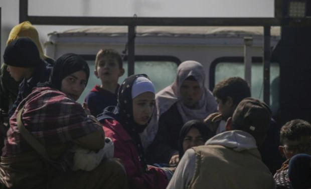 Palestinos viajan en la parte trasera de un camión a lo largo de la carretera Al Rashid, al sur de la ciudad de Gaza. 