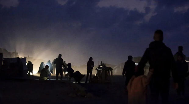 Palestinos que huyeron con sus familias del norte de la Franja de Gaza caminan por la zona de refugios en el oeste de la localidad de Deir al-Balah, sur de la Franja de Gaza.