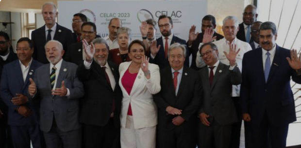 Desde la izquierda en la primera fila: El presidente de Bolivia, Luis Arce; el presidente de Brasil, Luiz Inácio Lula da Silva; la presidenta de Honduras, Xiomara Castro; el secretario general de las Naciones Unidas (ONU), Antonio Guterres; el presidente de Colombia, Gustavo Petro; el presidente de Cuba, Miguel Díaz-Canel, y el presidente de Venezuela, Nicolás Maduro, entre otros representantes de Estados.