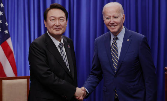 El presidente surcoreano, Yoon Suk yeol (i), y el presidente de EE.UU. El Presidente Joe Biden.