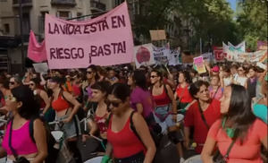 El feminismo argentino exige el 8M "derrotar el plan" de Milei contra las mujeres