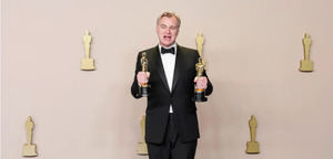 Christopher Nolan, ganador del Óscar a mejor director y mejor película por 'Oppenheimer', posa durante la 96 edición de los Premios de la Academia.