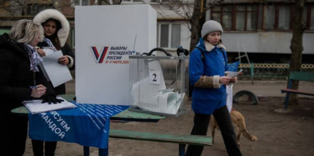 Residentes locales emitieron sus votos durante una votación anticipada en las elecciones presidenciales rusas, en una calle de Donetsk, parte de Ucrania controlada por Rusia, el 13 de marzo de 2024. 