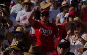 Miles de personas danzan al son de la clave en el Día Nacional de la Salsa en Puerto Rico.