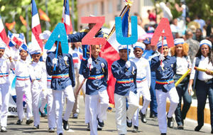 Desfile cívico, militar y estudiantil.