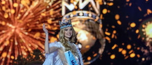 La checa Krystyna Pyszkova hace gestos después de ganar el 71º concurso Miss Mundo en Mumbai, India.