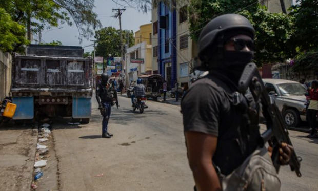 Policías patrullan las calles de Puerto Príncipe (Haití). 