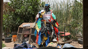 Modou Fall, el senegalés que viste con plásticos para sensibilizar contra la contaminación.