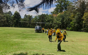 Bomberos forestales combaten un incendio en el Parque Nacional José del Carmen Ramírez.