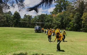 Bomberos forestales combaten un incendio en el Parque Nacional José del Carmen Ramírez