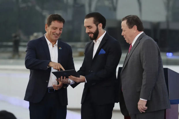 El presidente de El Salvador, Nayib Bukele (c), habla con el presidente de Google Cloud para Latinoamerica, Eduardo López (i), y el embajador de Estados Unidos en El Salvador, William Duncan, en la inauguración de las oficinas de Google, en San Salvador (El Salvador).