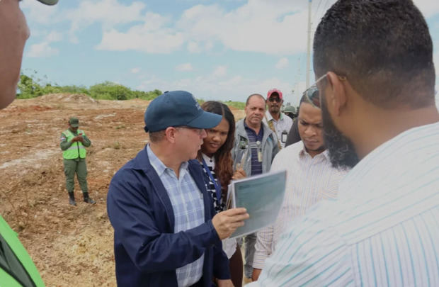 Medio Ambiente paraliza construcciones irregulares en la avenida Ecológica.