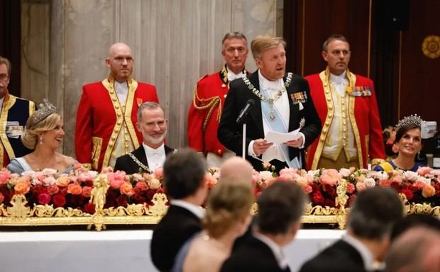 Guillermo Alejandro junto a los reyes de España.