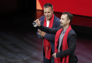 Los chefs del restaurante español “Disfrutar”, Oriol Castro (i) y Eduard Xatruch, reciben el premio al segundo mejor restaurante del mundo 2023.