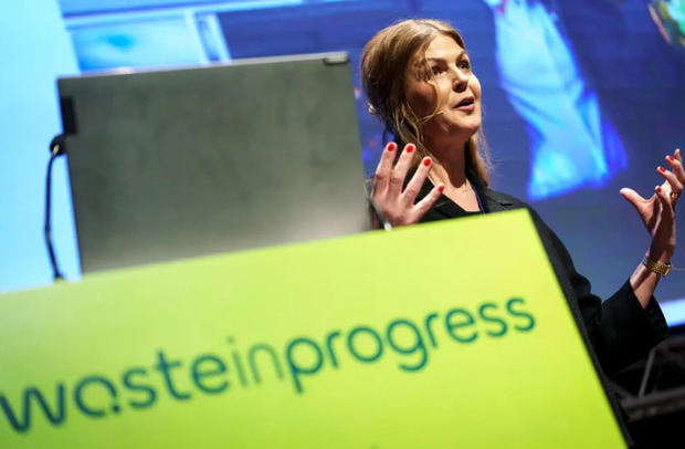 La asesora del proyecto Retuna, Anna Bergstrom interviene durante la primera jornada del foro internacional Wasteinprogress en Girona.