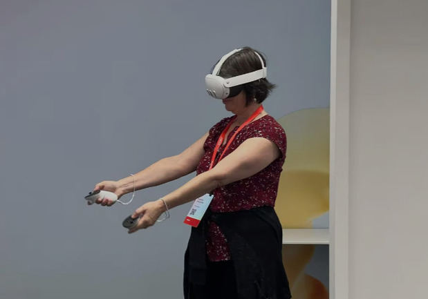 Fotografía de archivo donde se ve a una mujer probando las gafas de realidad virtual y realidad aumentada.