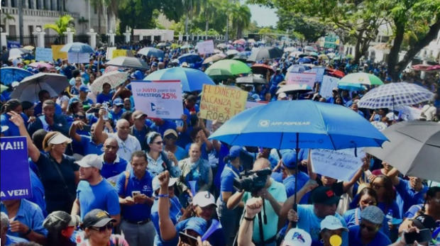 Cientos de profesores de todo el país reclaman en Santo Domingo mejoras y aumento salarial