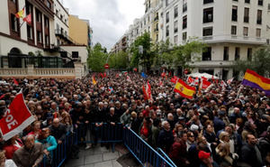 Militantes y dirigentes socialistas cierran filas en torno a Sánchez.