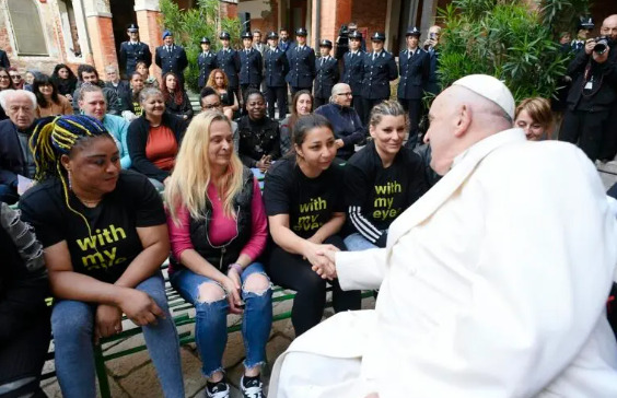 El papa navega por la 'amenazada' Venecia entre reclusas, jóvenes y artistas