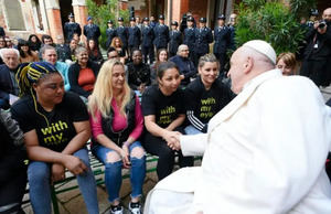 El papa navega por la 'amenazada' Venecia entre reclusas, jóvenes y artistas