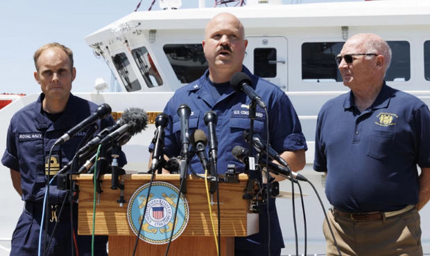 Parte del equipo de búsqueda y rescate del sumergible desaparecido con cinco personas a bordo en aguas del Atlántico cuando se dirigía a ver los restos del Titanic.