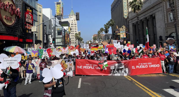 Manifestantes durante una marcha en conmemoración del Día Internacional del Trabajo, este miércoles en Hollywood.