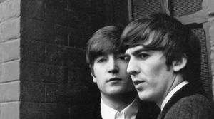 Fotografía cedida por MPL Archive LLP a través del Museo de Brooklyn donde aparece el cantante John Lennon (i) y George Harrison en una instantánea tomada por Paul McCartney en enero de 1964 en París (Francia).