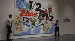 Los manipuladores de arte posan para la prensa con Andy Warhol y Jean-Michel Basquiat 'Unititled (1984)', en exhibición en la casa de subastas Sotheby's en Nueva York (Estados Unidos).