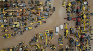Fotografía aérea que muestra una zona con vehículos inundada, tras la crecida del lago Guaíba en la ciudad de Porto Alegre (Brasil). 