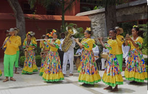 Fotografía de archivo que muestra niños afrodescendientes de San Basilio de Palenque y Cartagena de Indias, mientras interpretan ritmos típicos del caribe colombiano en Cartagena (Colombia). 
