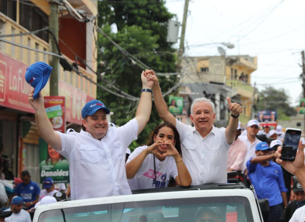 José Paliza encabeza multitudinaria marcha caravana en Santo Domingo Norte