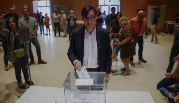 El primer secretario de los socialistas catalanes y candidato a la presidencia de la Generalitat catalana, Salvador Illa, vota en Barcelona.