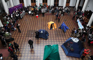 Estudiantes de la Universidad de Chile se manifiestan en apoyo a Palestina con un banderazo y acampando.