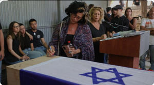 Familiares y amigos ante el sepulcro de Shani Louk, rehen israel-alemán cuyo cadaver ha sido recuperado de Gaza.