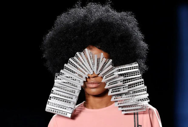 Una modelo luce creaciones de la marca BeMonocromo durante la primera pasarela del Bogotá Fashion Week en Bogotá (Colombia). 