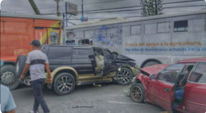 Diez afectados al colisionar dos autobuses en la avenida Charles de Gaulle.