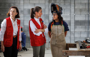 La reina Letizia (c) durante su visita a las obras de la Escuela Taller Norte este miércoles, en Ciudad de Guatemala, dentro de su viaje de cooperación al país centroamericano.