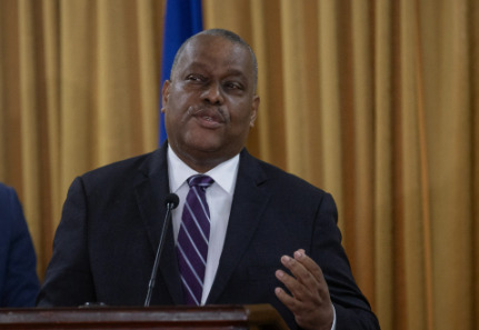 El designado primer ministro de Haití, Garry Conille, habla ante los miembros del Consejo Presidencial de Transición (CPT) durante una ceremonia de presentación oficial de la ampliación del decreto de su nombramiento, este lunes en Puerto Príncipe (Haití). 