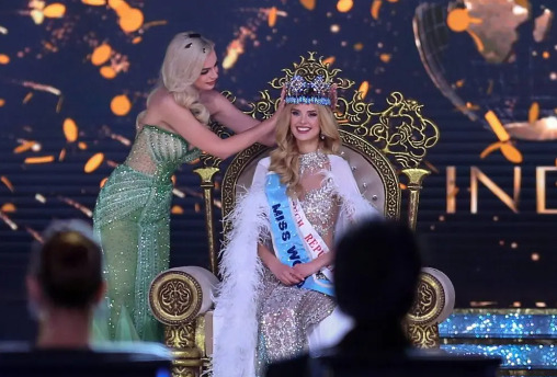 La checa Krystyna Pyszkova es coronada tras ganar el 71º concurso de Miss Mundo en Mumbai (India).