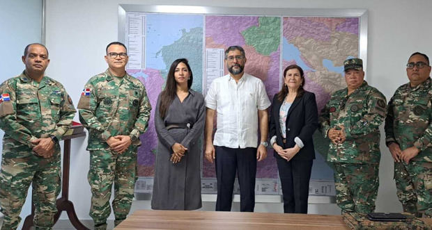 Autoridades de Medio Ambiente y del Ministerio de Defensa formalizan convenio.