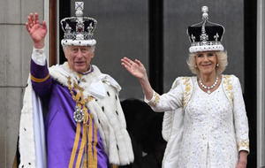 El rey Carlos III de Inglaterra y la reina Camila saludan desde el balcón de Buckinhgam Palace durante su coronación en Londres.