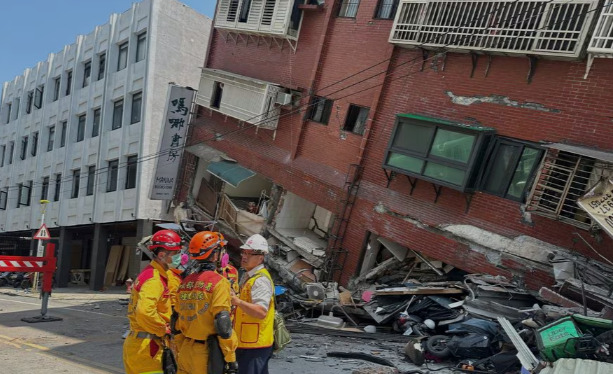 Aumentan a tres los muertos por el terremoto de 7,2 grados en la costa de Taiwán.