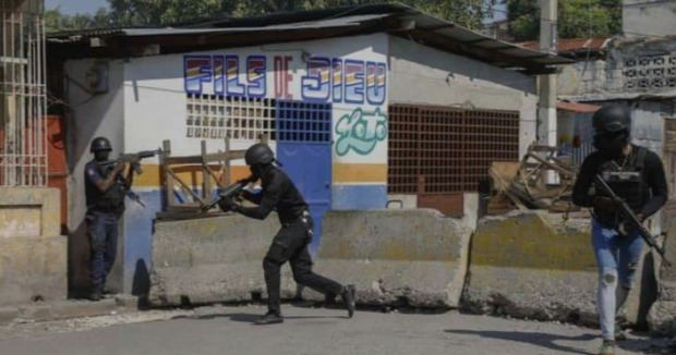 La Policía de Haití sigue haciendo frente a las bandas armadas en el centro de la capital.
