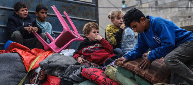 Un grupo de niños se reúne en Rafah, al sur de la Franja de Gaza.